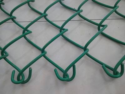 Una parte del recinto del collegamento a catena con l'estremità di torsione è disposta sul pavimento.