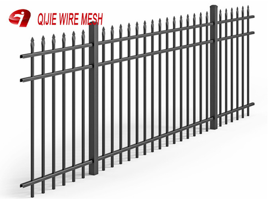 Il recinto nero della rete metallica riveste la recinzione di pannelli superiore della lancia di alluminio per l'uso residenziale