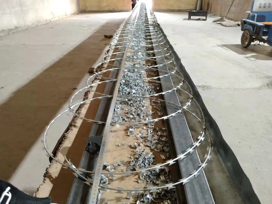 filo spinato galvanizzato immerso caldo di sicurezza di 1.6mm 500m 25kgs/roll Arame Farpado