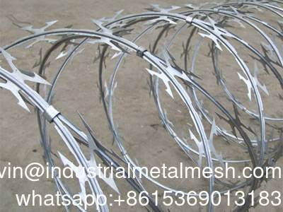 Acciaio inossidabile in PVC Concertina Razor Barbed Wire Bto-16 18 22 60 Cbt-65 Fencing Wire Prezzo