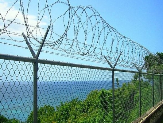 Applicazione d'acciaio galvanizzata del recinto del collegamento a catena ricoperta zinco con il filo spinato del rasoio