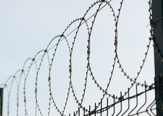Filo spinato zincato a caldo Bto-22 Concertina Razor Wire, diametro bobina 450mm