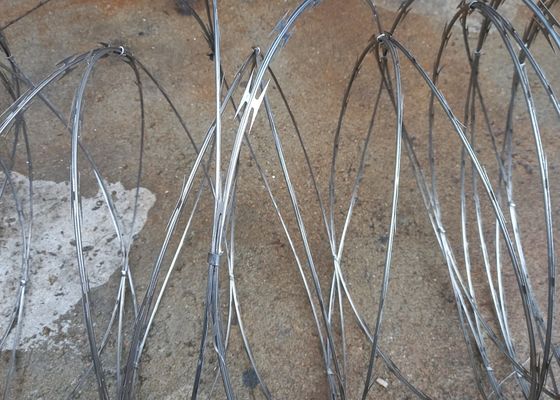 5% di sconto PVC PE rivestito galvanizzato filo spinato rasoio di alta resistenza per protezione rete / recinzione agricola