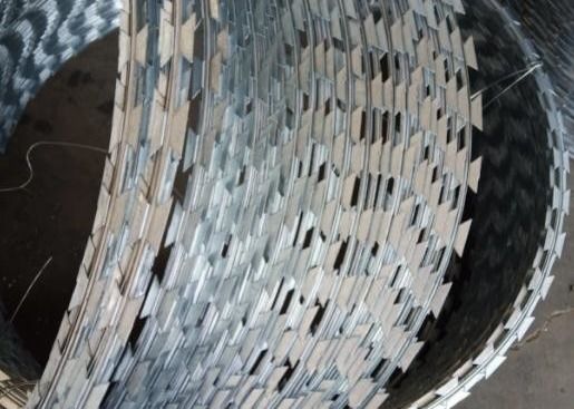 5% di sconto PVC PE rivestito galvanizzato filo spinato rasoio di alta resistenza per protezione rete / recinzione agricola