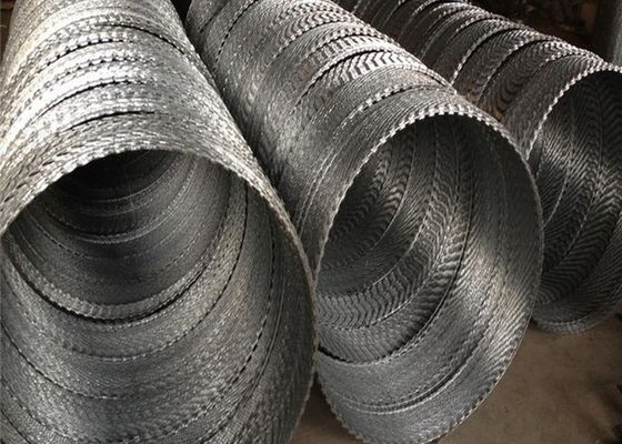 Cavo galvanizzato a caldo di alta sicurezza Cbt-65 Razor Barbed Wire Concertina Wire per recinzioni a filo