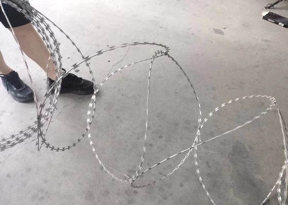 Cavo galvanizzato a caldo di alta sicurezza Cbt-65 Razor Barbed Wire Concertina Wire per recinzioni a filo