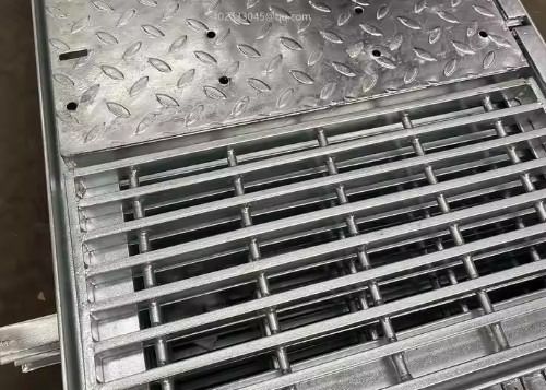 Piattaforma di marciapiede Materiale metallico DIP caldo galvanizzato Griglia in acciaio a denti di sega per pedali a piedi Piattaforma di camminata