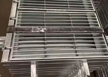 Piattaforma di marciapiede Materiale metallico DIP caldo galvanizzato Griglia in acciaio a denti di sega per pedali a piedi Piattaforma di camminata