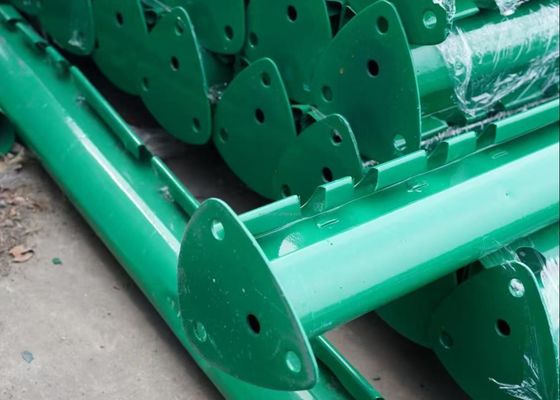 La resistenza della corrosione 3d ha curvato la struttura del metallo del recinto della rete metallica con la pesca - scriva la posta a macchina