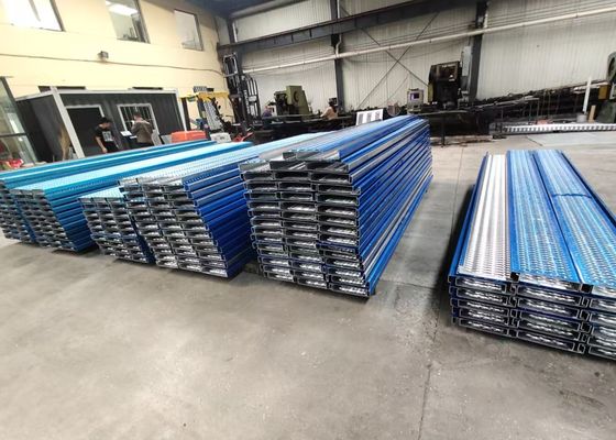 Grigliato per passerella antiscivolo di sicurezza con bordi seghettati e fori