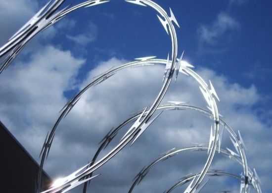 Fence di rete di filo di rasoio di sicurezza rivestito in PVC Concertina Razor Barbed Wire