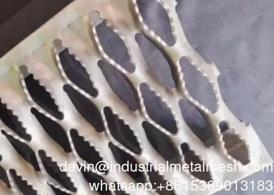 Gradino per scala Grip Strut in alluminio e acciaio inox con piastra antisdrucciolo a rilievo per pioli di scala