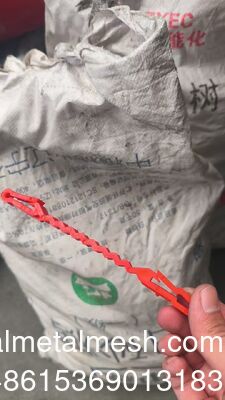 Clip di supporto in plastica rossa che vanno tra il filo spinato concertina e il filo