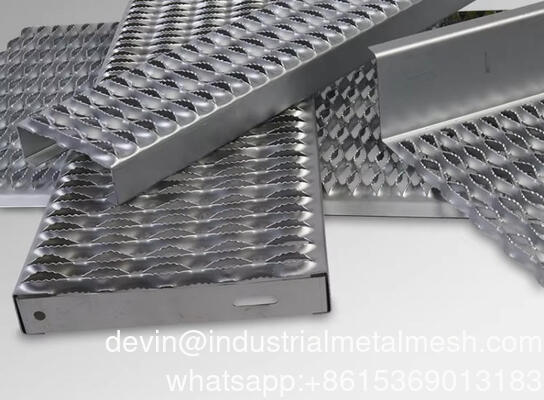 Grigliato di sicurezza saldato antiscivolo a bocca di coccodrillo resistente alla corrosione per raffinerie di petrolio/centrali elettriche