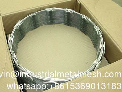 900 mm bobina galvanizzata Concertina Razor Barbed Wire Bto-22 per soluzioni di recinzione sicura