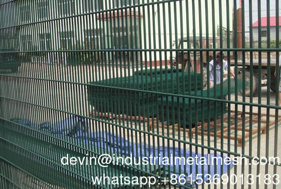 3D Curved V Mesh Triangolo Curvatura Acciaio Galvanizzato Saldato Wire Mesh PVC Rivestito Anti-Climbing Alta Sicurezza Giardino Esterno Perimetro Ferma Recinzione