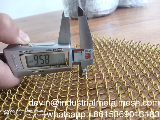 Materiale base in filo di acciaio - Cal. 18 * Finitura con rivestimento in polvere più scuro - Rete decorativa con motivi a spirale in ottone satinato Rete decorativa