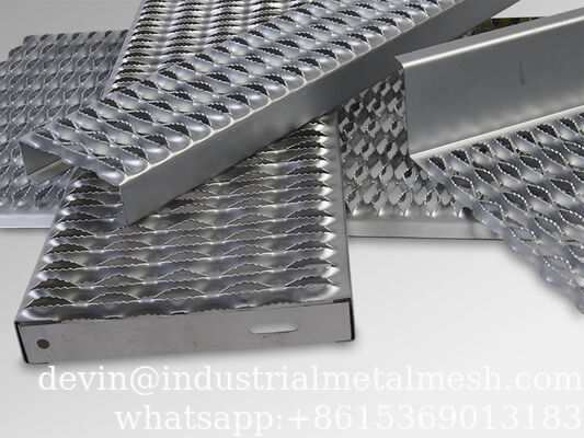 Griglie per lastre metalliche perforate per aree di servizio dei trasporti