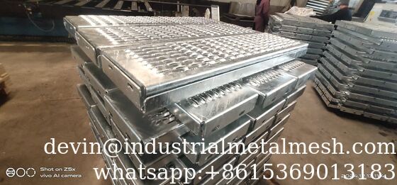 Griglia di sicurezza a presa perforata di diamante antiscivolo a caldo immerso in galvanizzazione a un pezzo con area aperta del 35% per letti di camion