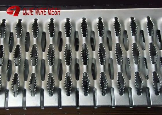 Plancia perforata galvanizzata immersa calda della maglia metallica del puntone della presa che gratta in argento