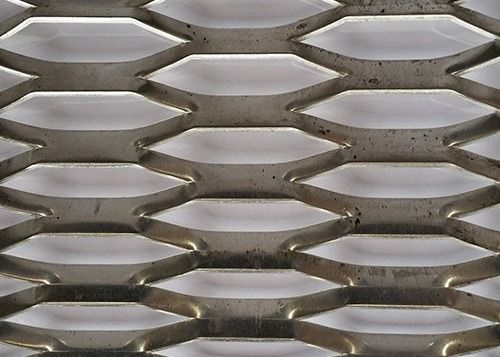 La larghezza del filo di spessore 1mm ha ampliato il foro di alluminio della maglia 6.3mm