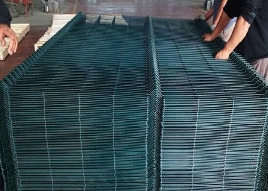 La resistenza della corrosione 3d ha curvato la struttura del metallo del recinto della rete metallica con la pesca - scriva la posta a macchina